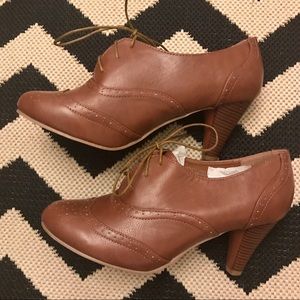 Oxford vintage style brown heel lace up shoes
